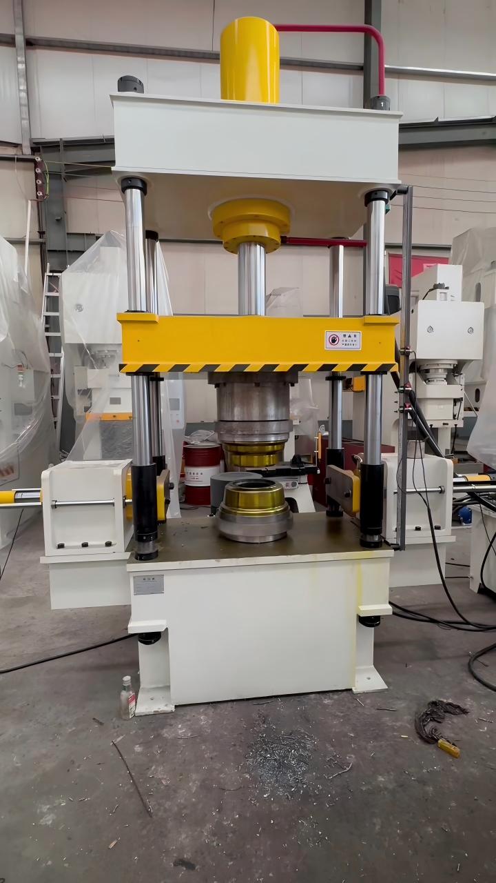 200T轮毂成型液压机：旋转模具加持